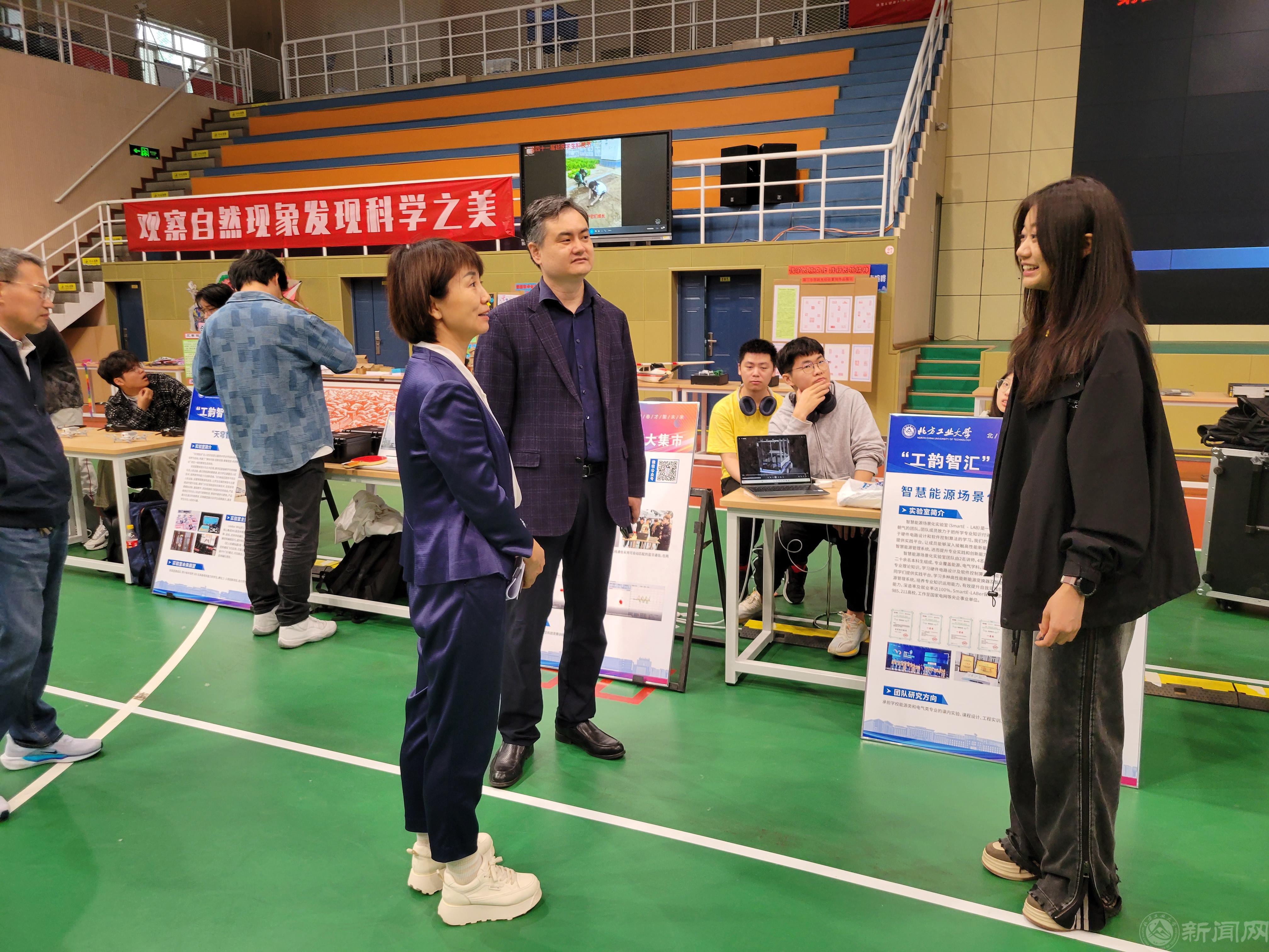 延庆区委教育工委书记张树清参观展览并勉励我校科创团队学生.jpg 延庆区委教育工委书记张树清参观展览并勉励我校科创团队学生.jpg